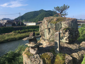 鰐石町の重岩と姫山